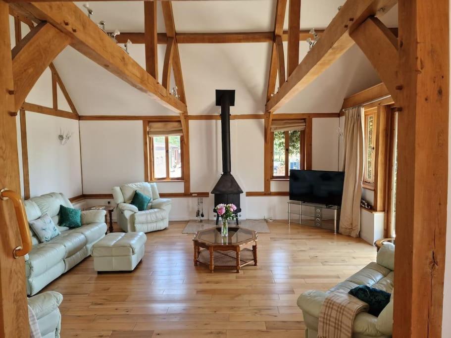 Holiday home The Barn New Forest Free Paddle Boarding & Free Zip Wire.